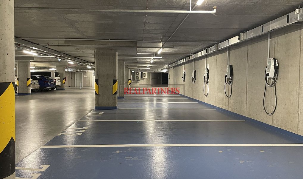 Zcela nové garážové stání s elektronabíječkou z r.2024 u vjezdu/výjezdu garáží p, Praha – náhled fotky 2