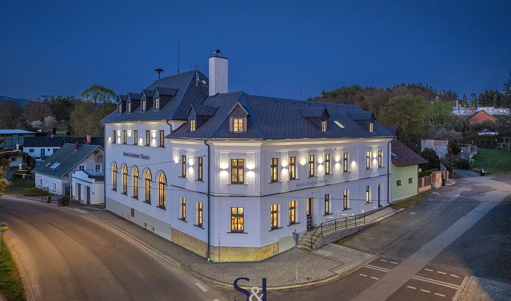 Prodej ubytovacího objektu 1 005 m², Osečná – fotka 1 z 57