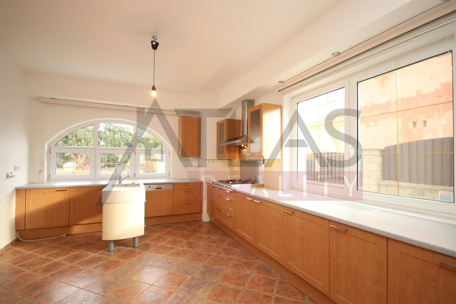 Pronájem domu 360 m² s pozemkem 860 m² – fotografie 2