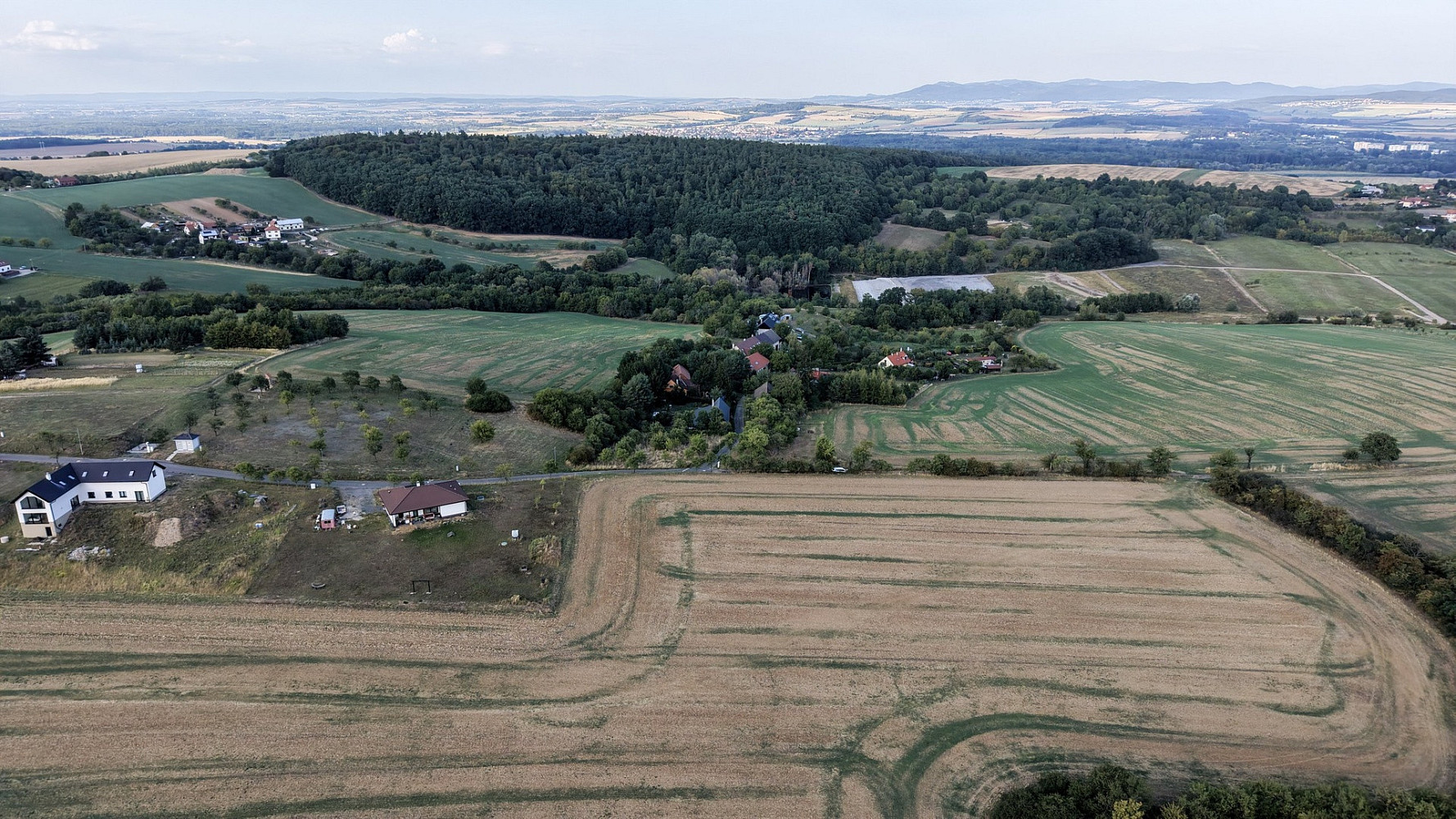 Prodej stavebního pozemku 2 379 m² – fotografie 2