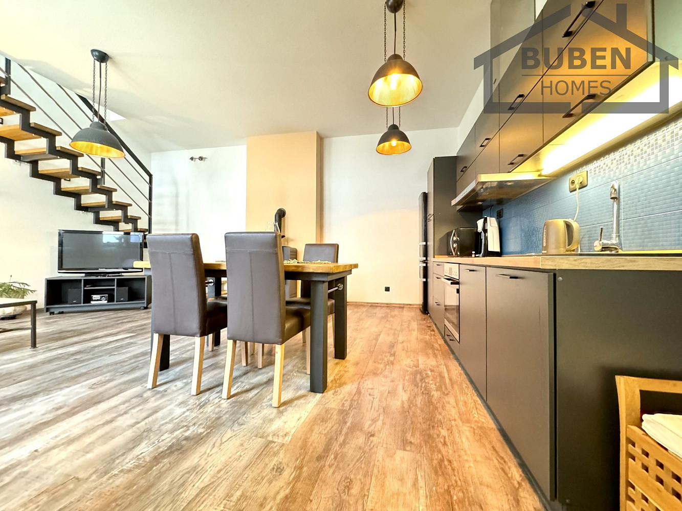 RD se 2 mezonetovými jednotkami (2+1, 3+kk) se zahradou a komerčním objektem (užitná plocha 220 m²), – další