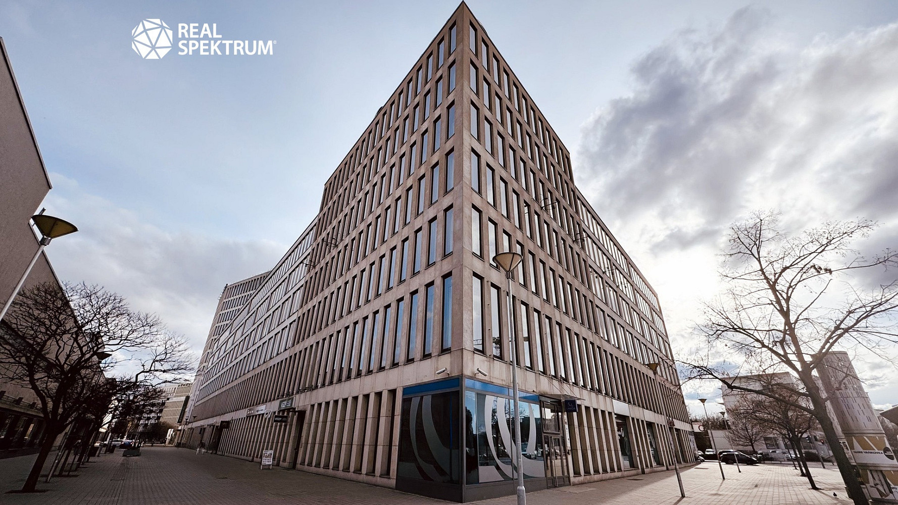 Pronájem kanceláře 374 m² – fotografie 2