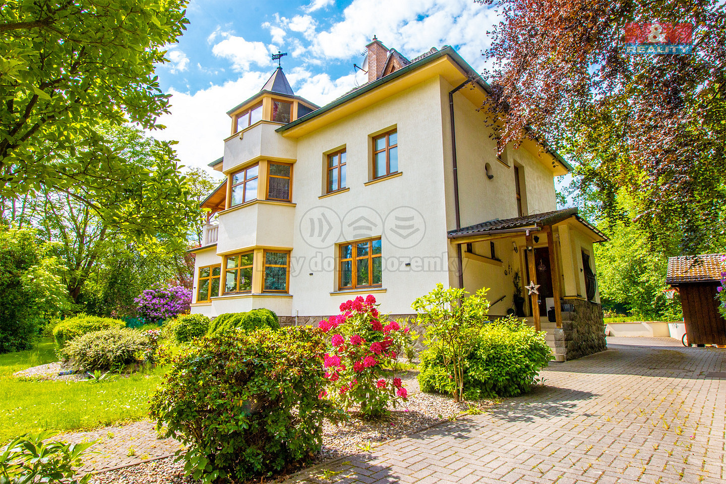 Prodej domu 250 m² s pozemkem 2 077 m²