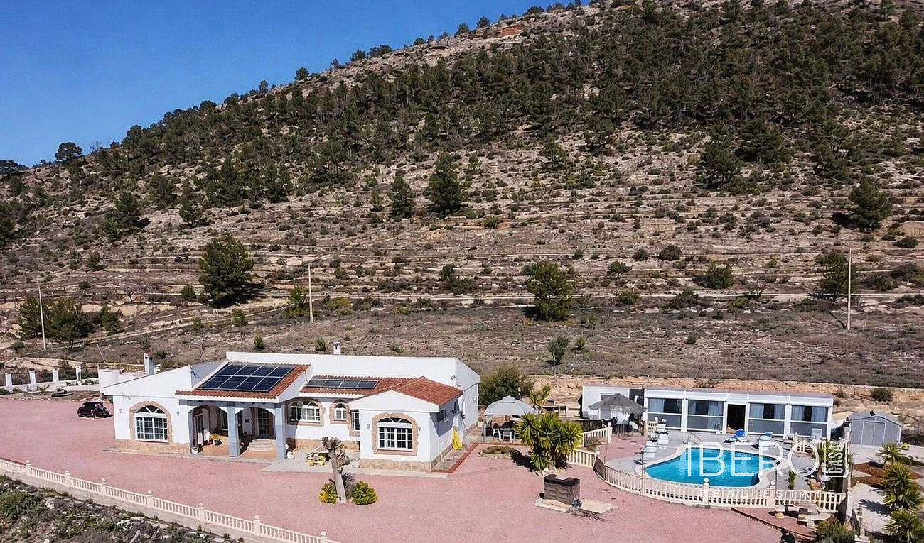 Prodej domu 275 m² s pozemkem 18 500 m²