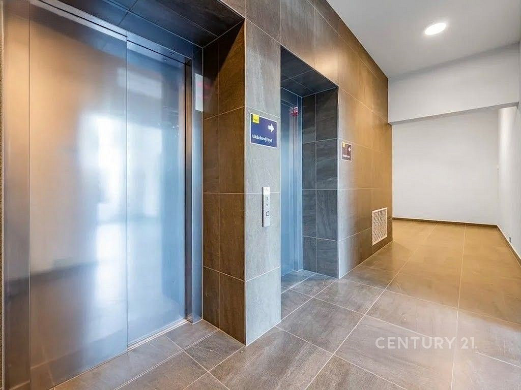 Pronájem garážového stání 13 m2 v moderní rezidenci tesla hloubětín, praha 9 — photo 4