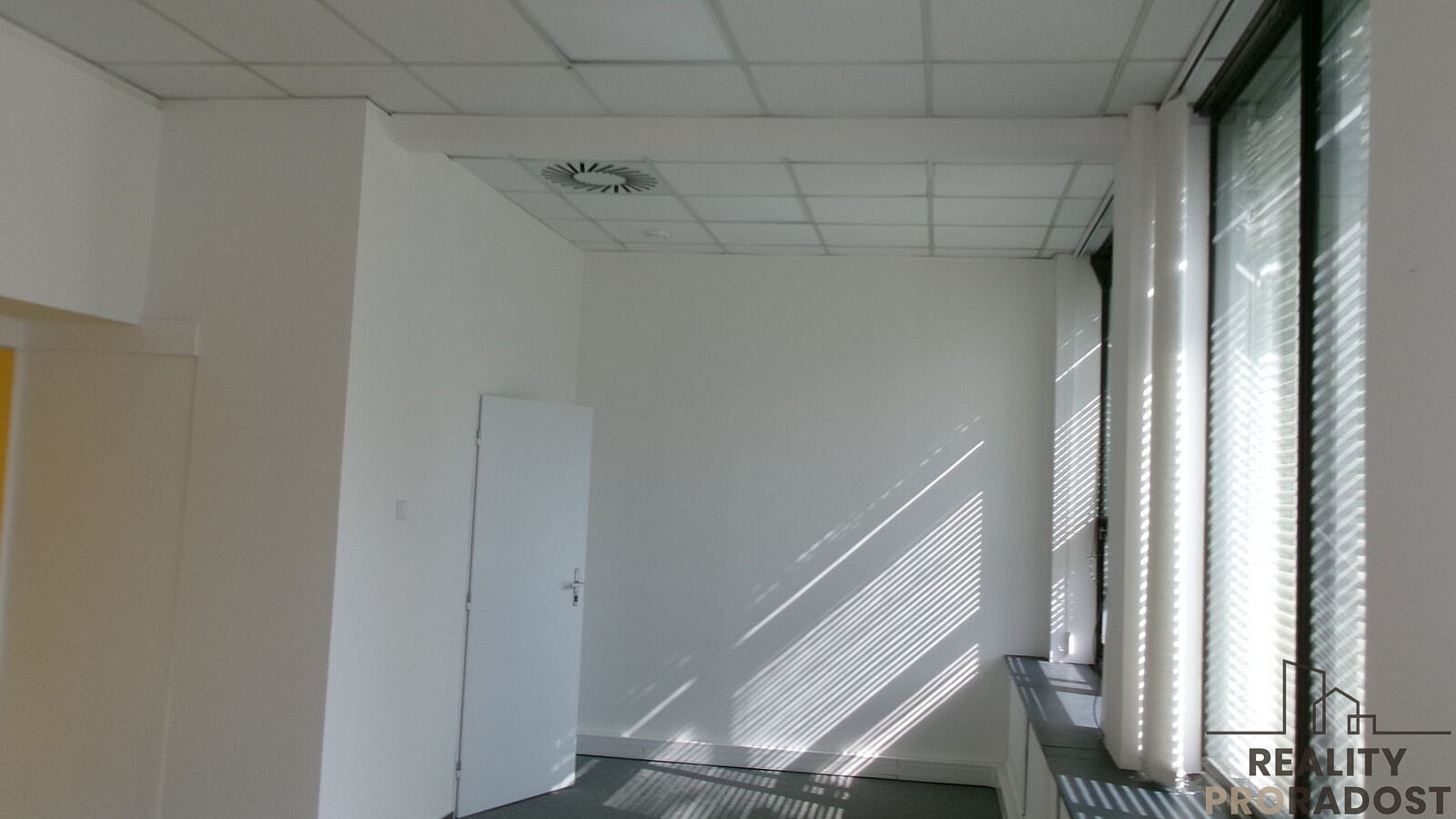 Pronájem kanceláře 35 m² – pohled 2