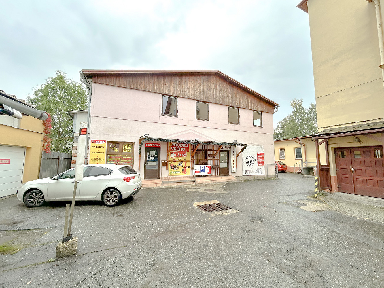 Pronájem obchodních prostor 310 m²