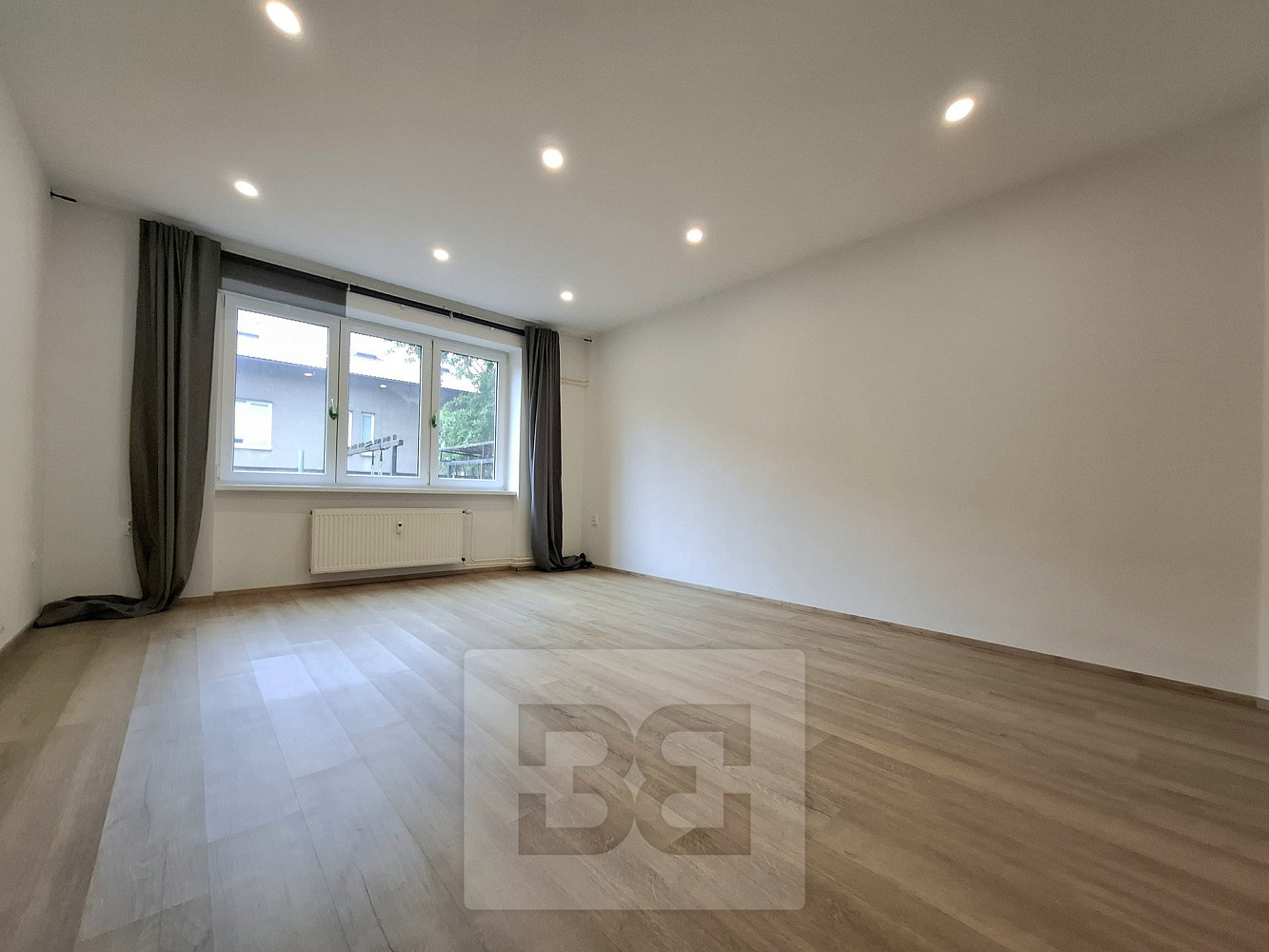 Pronájem bytu 1+1 38 m² — photo 2