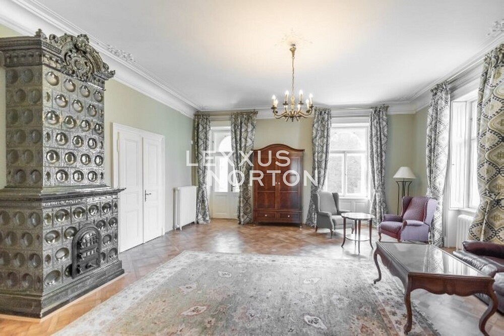 Pronájem domu 827 m² s pozemkem 8 510 m²