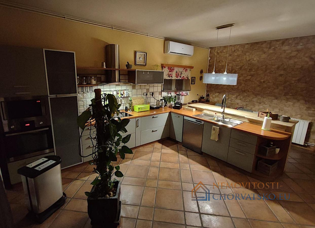 Prodej domu 235 m² s pozemkem 986 m² - Aanzicht 5