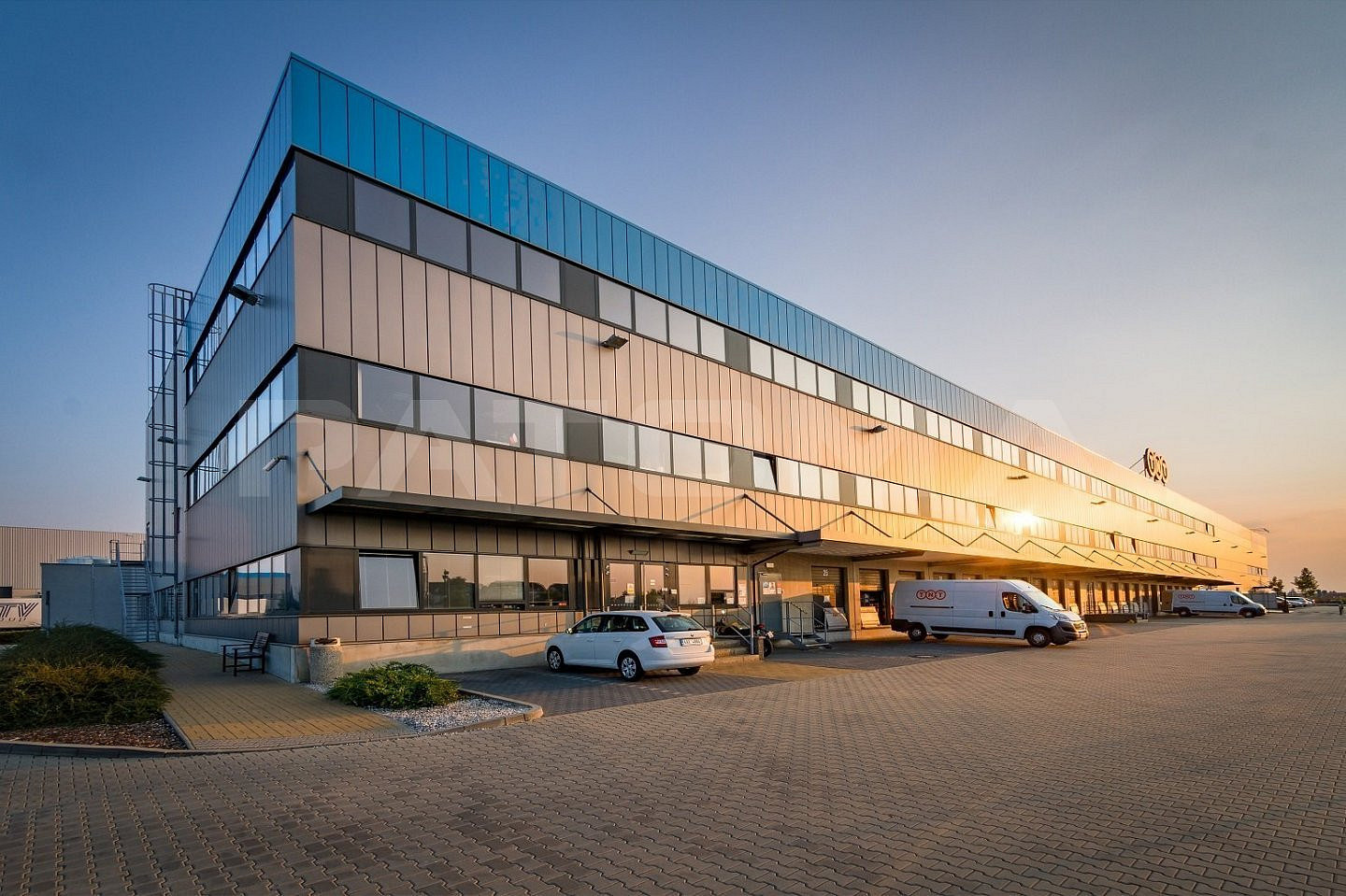 Pronájem skladovacích prostor 1 228 m²