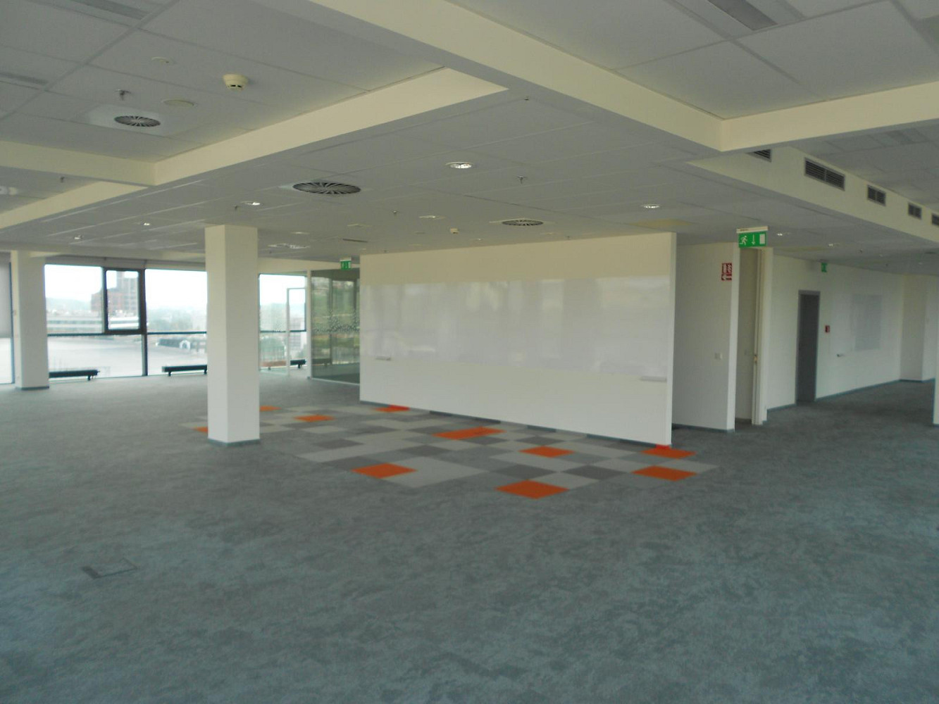 Pronájem kanceláře 697 m² – fotografie 2