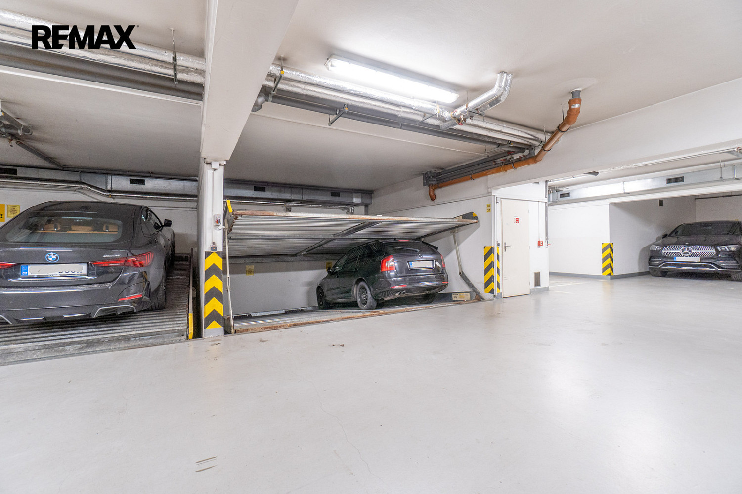 Prodej garážového stání 12 m2, praha 8 - libeň