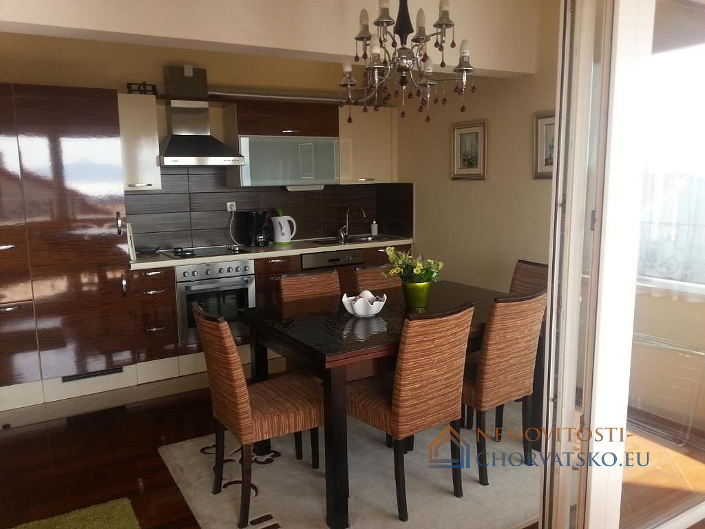 Prodej domu 386 m² s pozemkem 586 m² - View 2