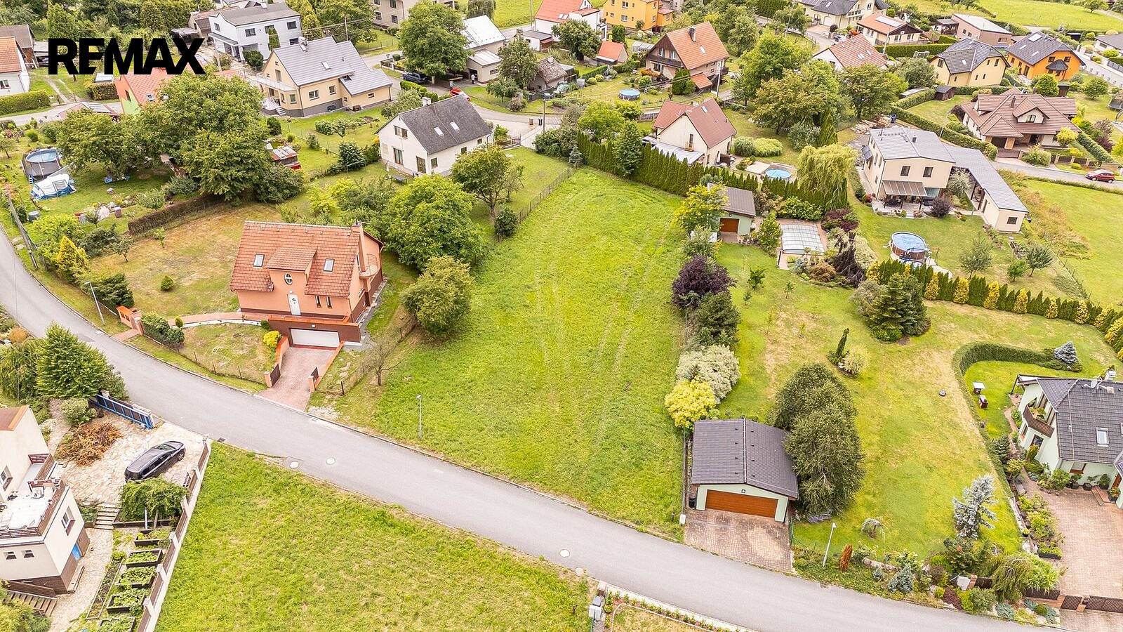 Prodej stavebního pozemku 1 376 m² – fotografie 2