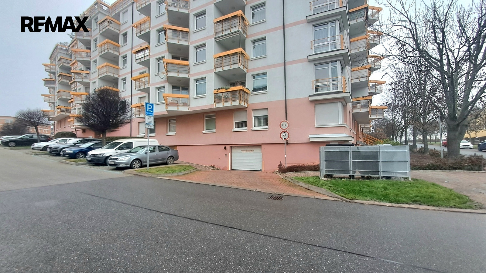 Pronájem garážového stání u metra ládví — photo 2