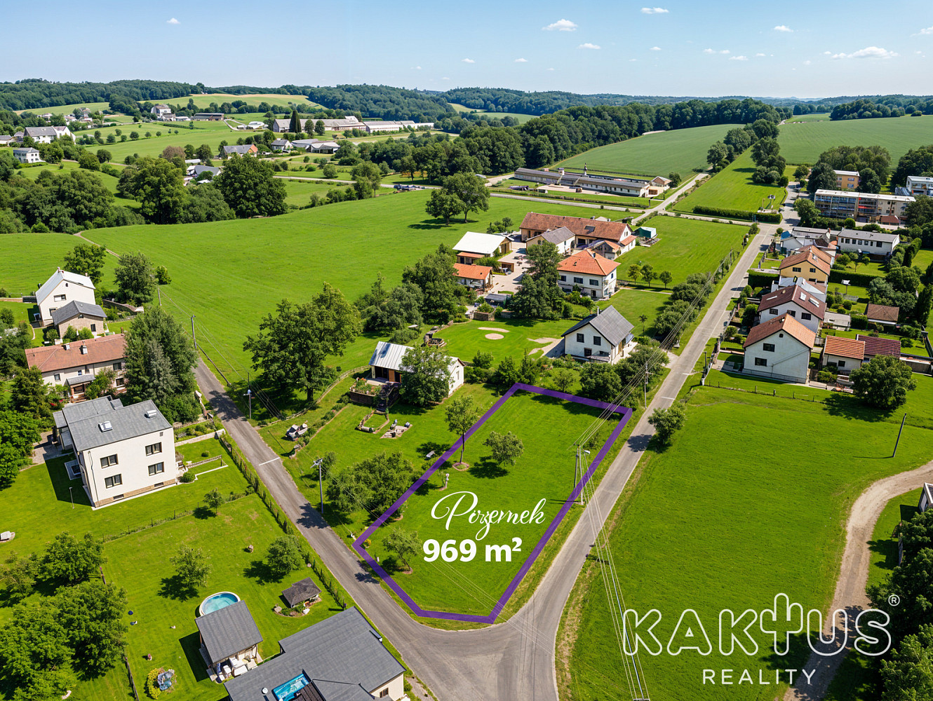 Prodej stavebního pozemku 969 m² – fotografie 3