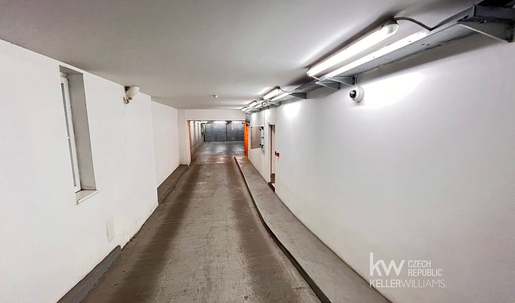 Pronájem garážového stání 11 m2, Praha – náhled fotky 13