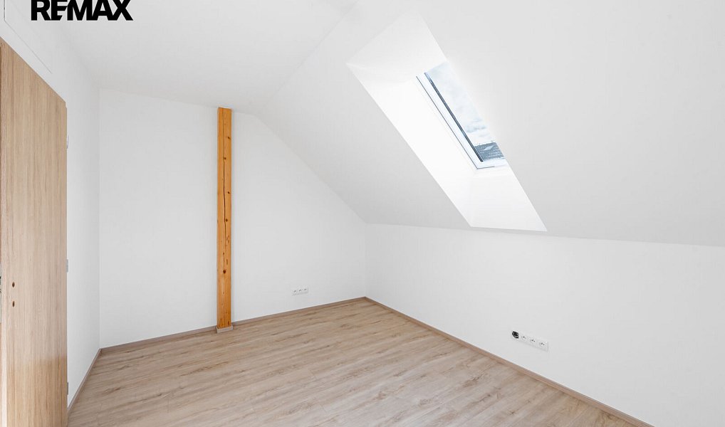 Prodej bytu 4+kk 91 m², Jince – náhled fotky 15