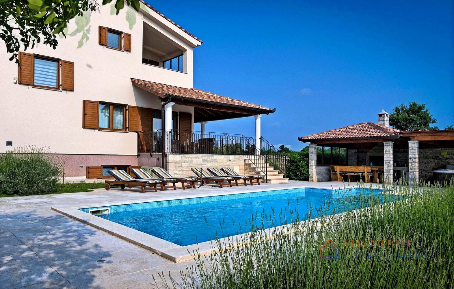 Prodej domu 294 m² s pozemkem 1 996 m² – pohled 3