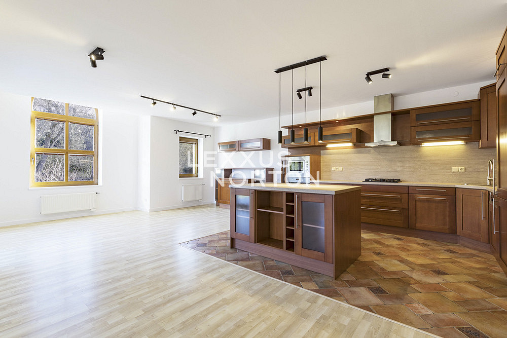 Pronájem domu 410 m² s pozemkem 1 036 m²