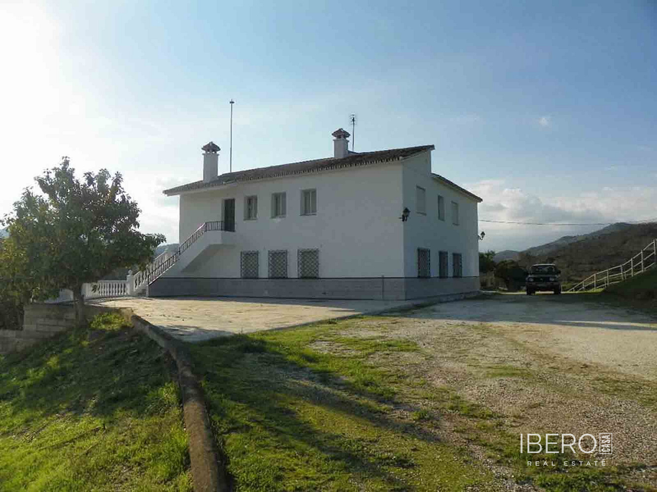 Prodej domu 803 m² s pozemkem 74 000 m²
