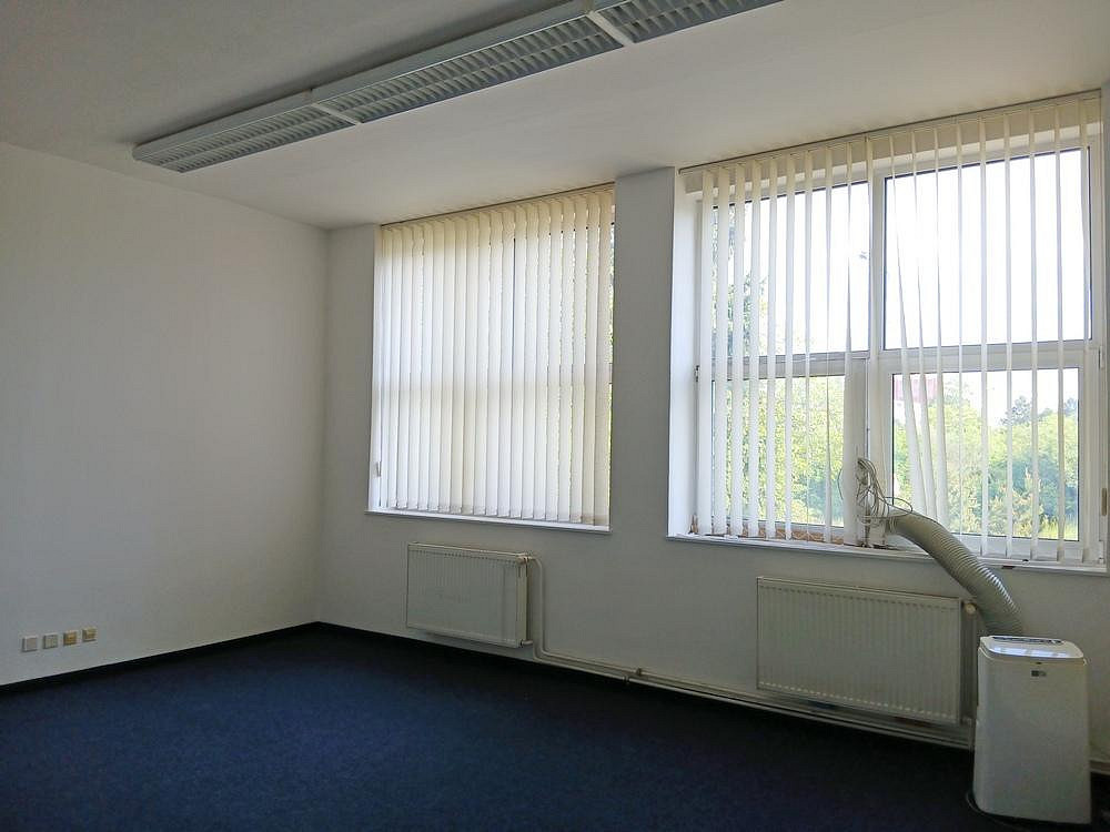 Pronájem kanceláře 30 m² — photo 2