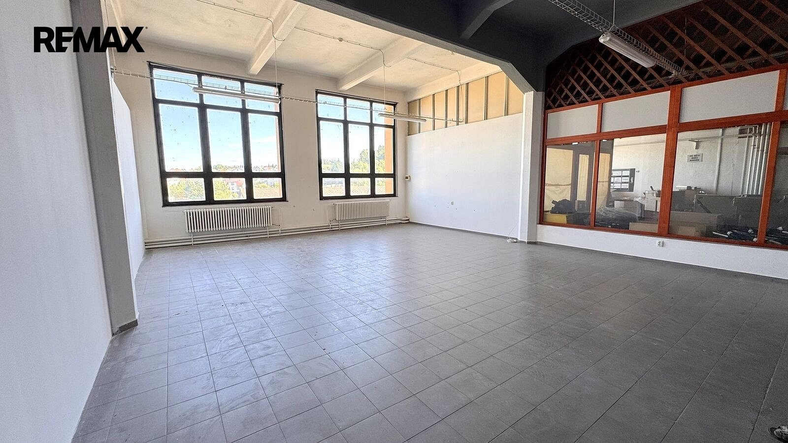Pronájem obchodních prostor 84 m² – fotografie 2