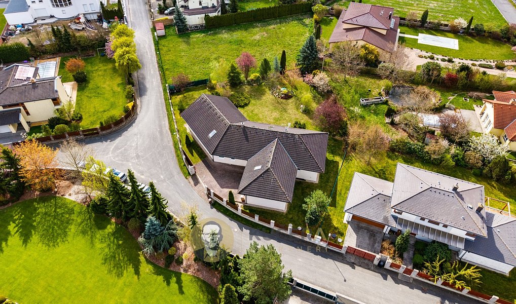 Prodej domu 488 m² s pozemkem 1 376 m², Jesenice – náhled fotky 16