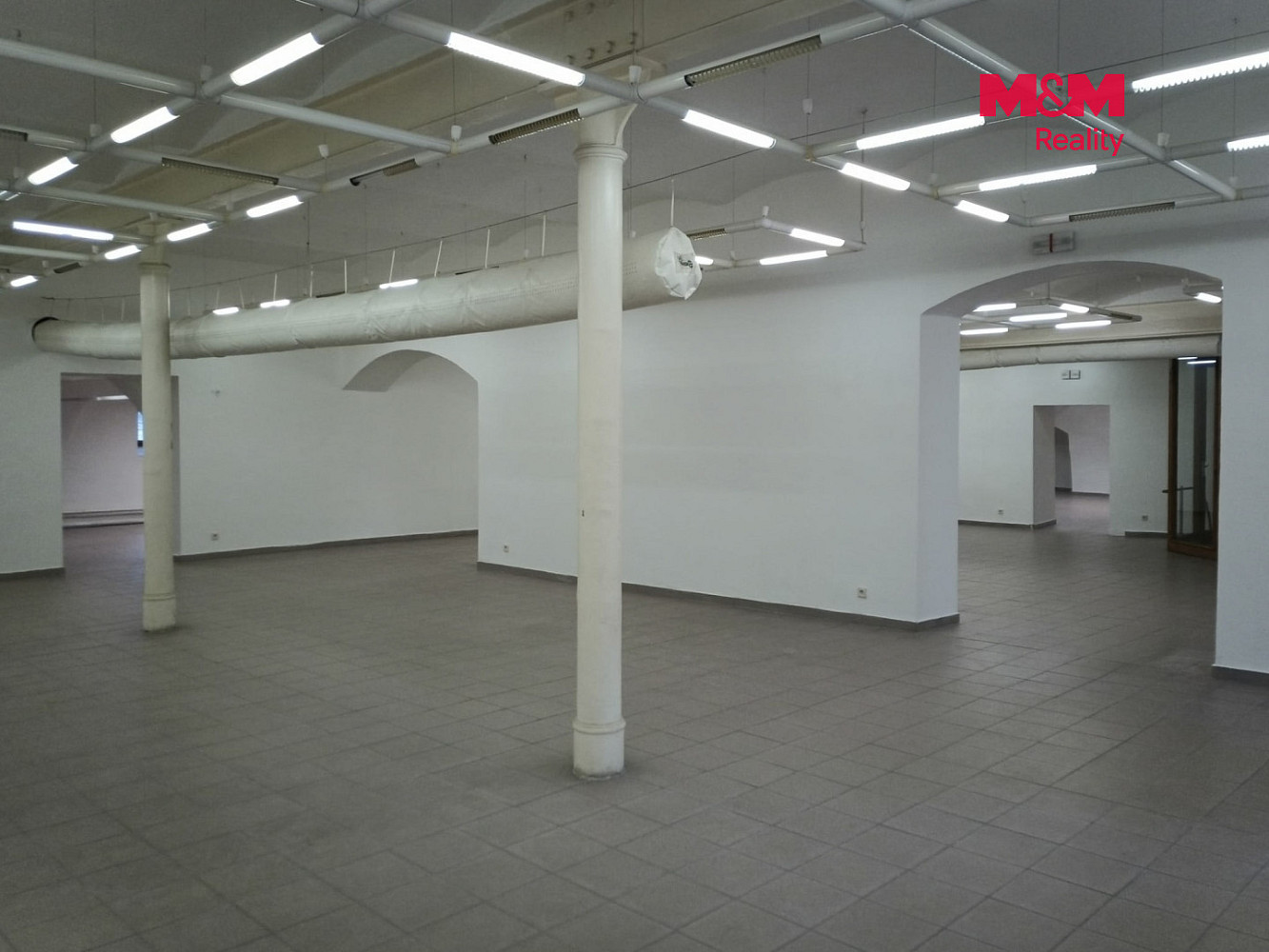 Pronájem obchodních prostor 695 m² — photo 4