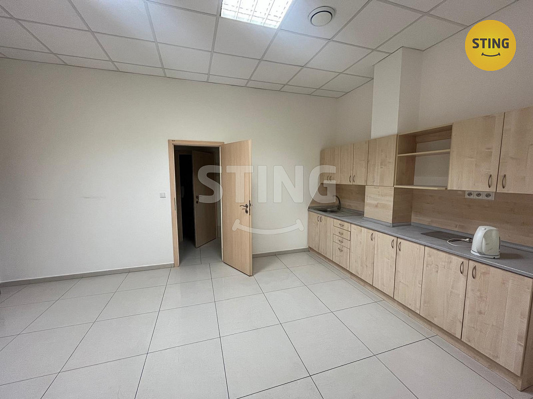 Pronájem kanceláře 244 m² – fotografie 2