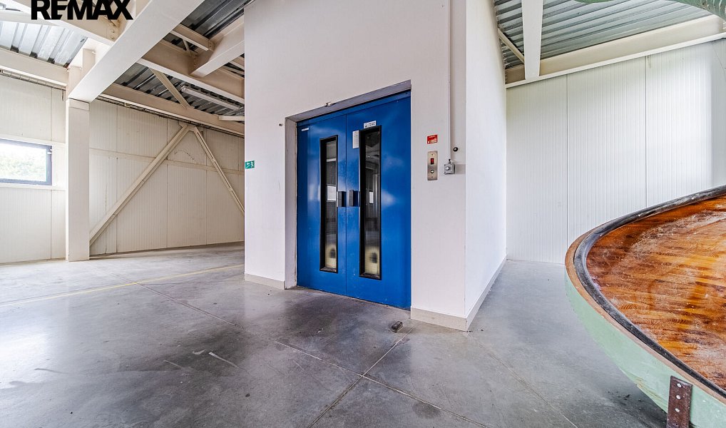 Prodej výrobních prostor 4 050 m², Pouzdřany – náhled fotky 3