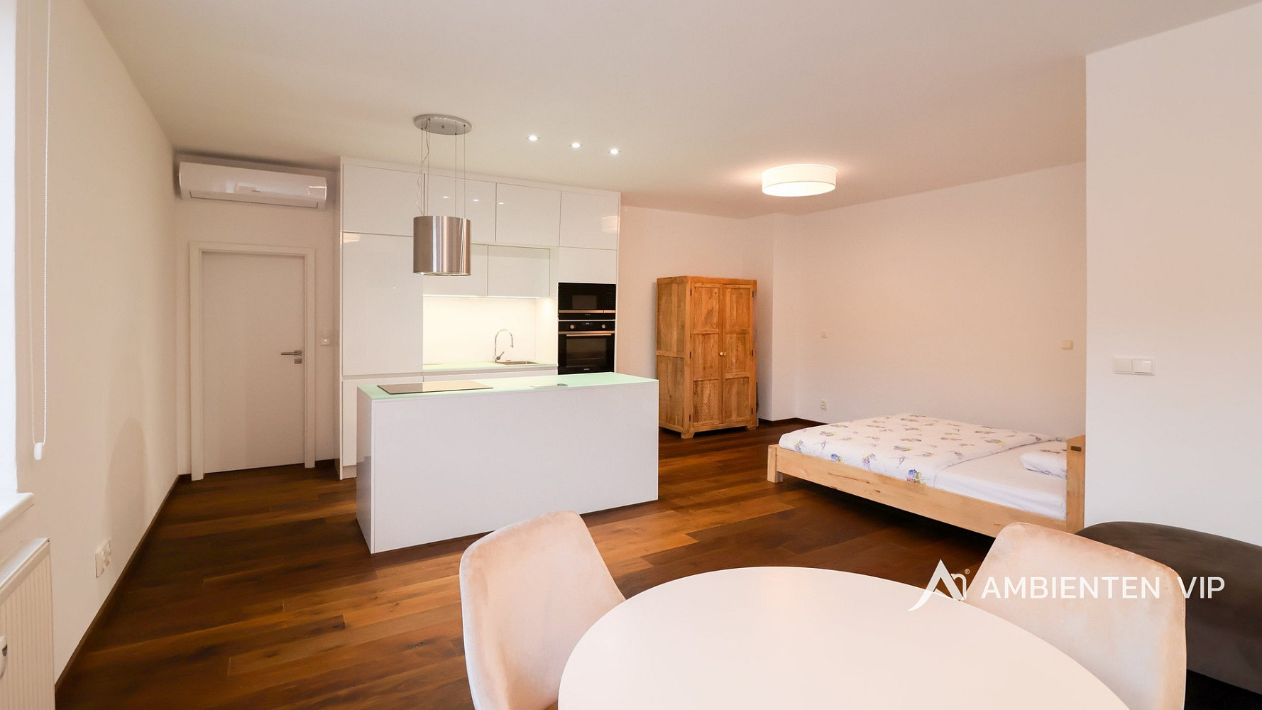 Pronájem bytu 1+kk 53 m² – fotografie 2