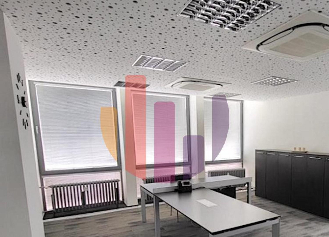 Pronájem kanceláře 296 m² — photo 3