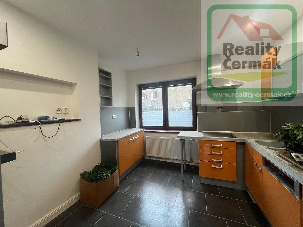 Pronájem domu 220 m² s pozemkem 240 m² – fotografie 2