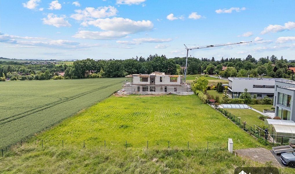 Prodej stavebního pozemku 1 955 m², Jesenice – náhled fotky 2