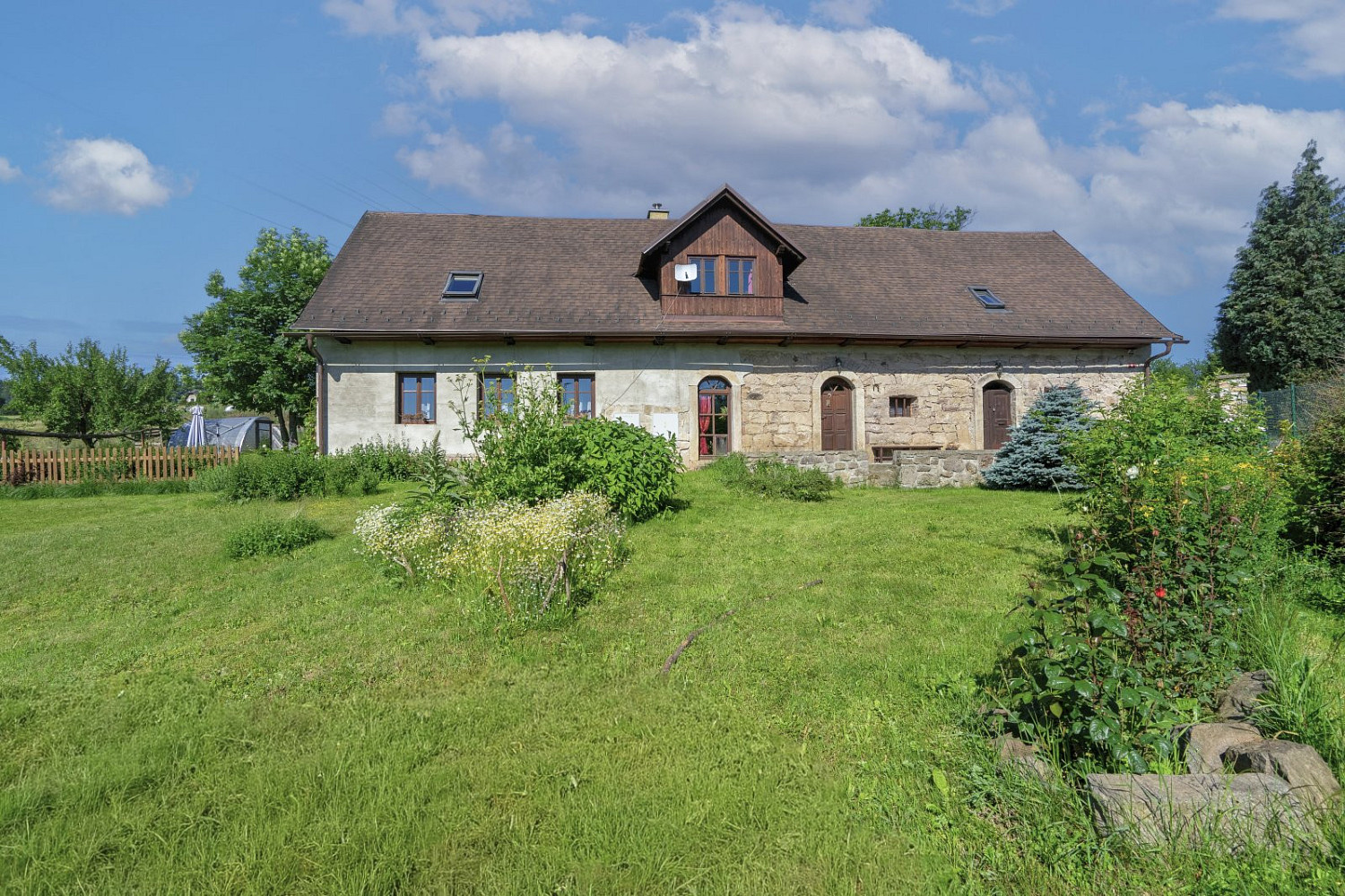 Prodej domu 240 m² s pozemkem 3 820 m² – pohled 3