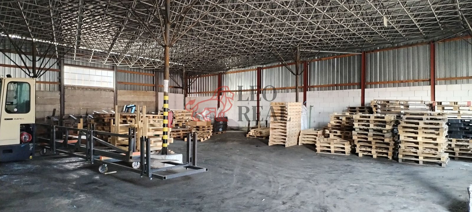 Pronájem skladovacích prostor 828 m²