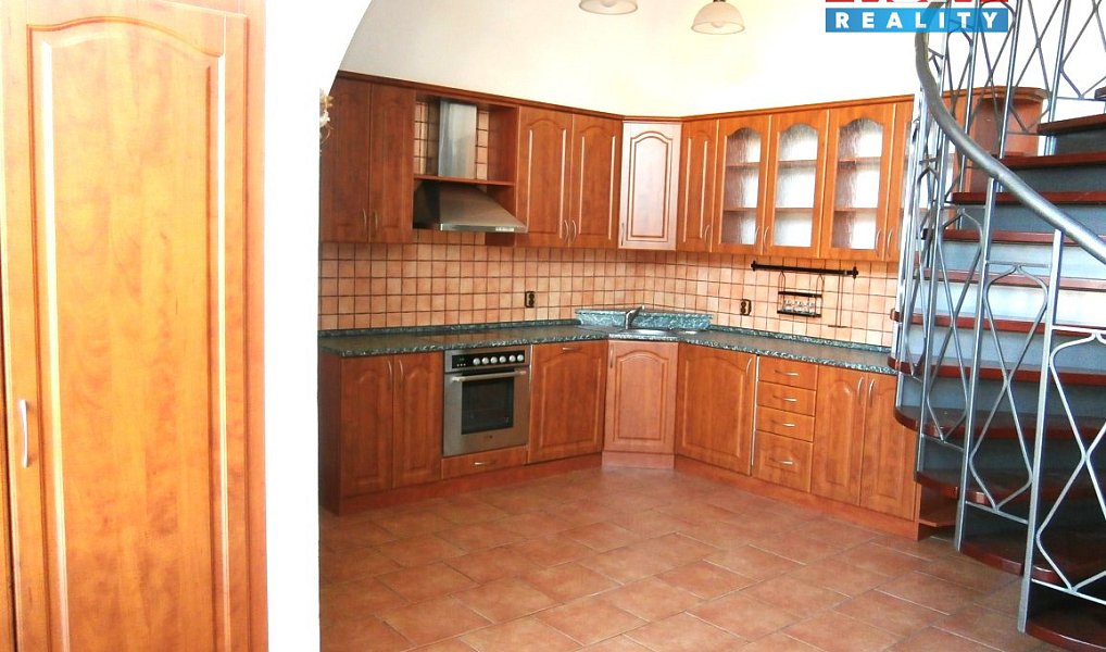 Prodej domu 218 m² s pozemkem 279 m², Lenešice – náhled fotky 2