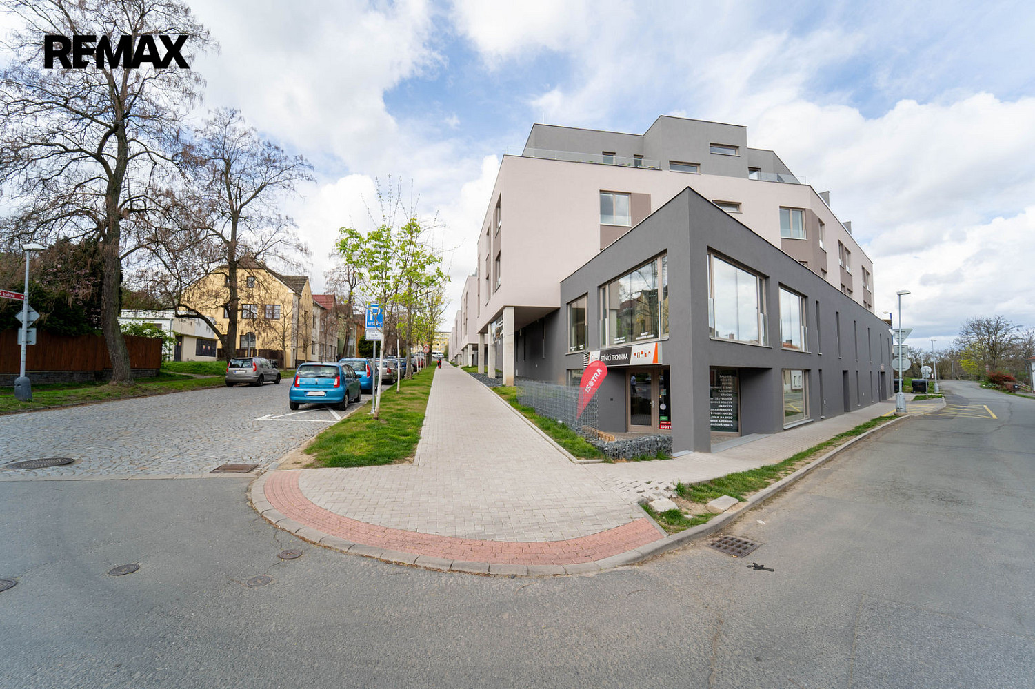 Pronájem dvou garážových stání v novém bytové domě, ulice 5. května, kolín