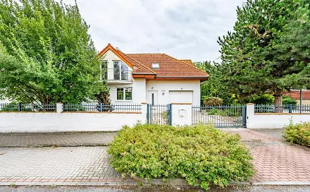 Pronájem domu 195 m² s pozemkem 612 m², V pěšinkách, Praha 8 - Březiněves