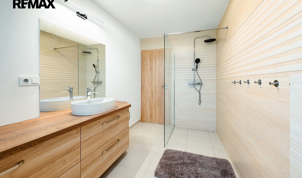Prodej domu 350 m² s pozemkem 2 074 m², Staré Město – náhled fotky 17