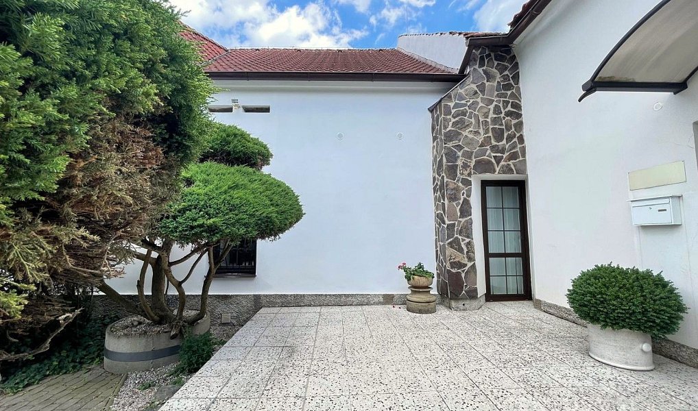 Pronájem komerčního objektu (jiného typu) 740 m², Jesenice – náhled fotky 3