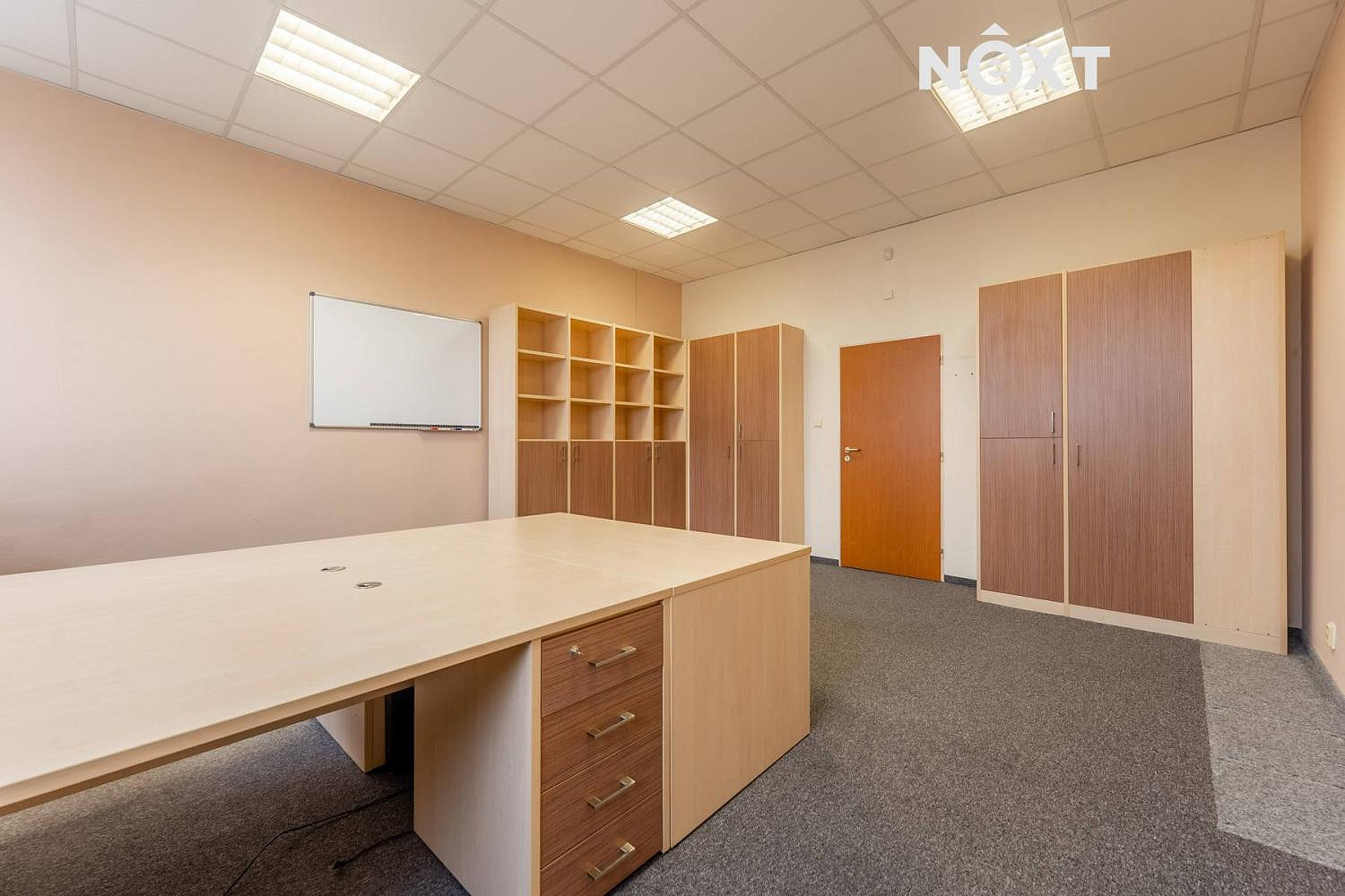 Pronájem kanceláře 251 m² — photo 2