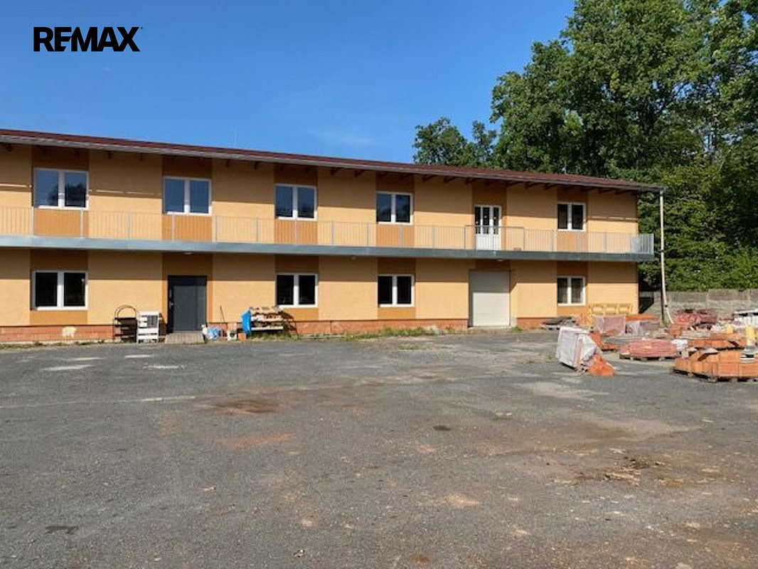 Pronájem obchodních prostor 744 m²