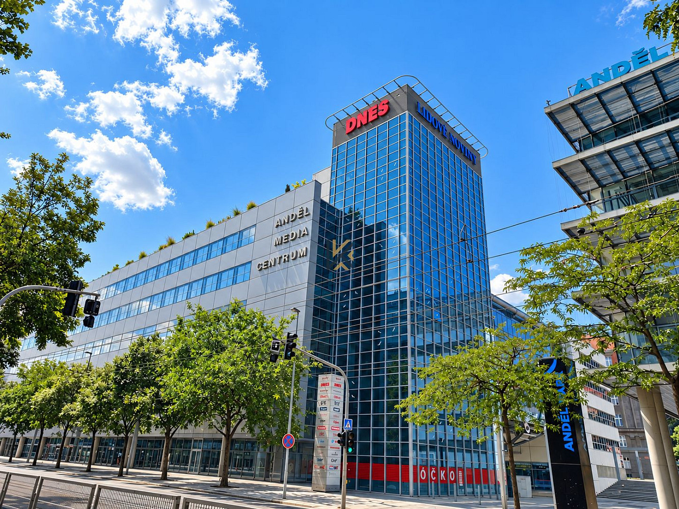 Pronájem kanceláře 2 208 m²