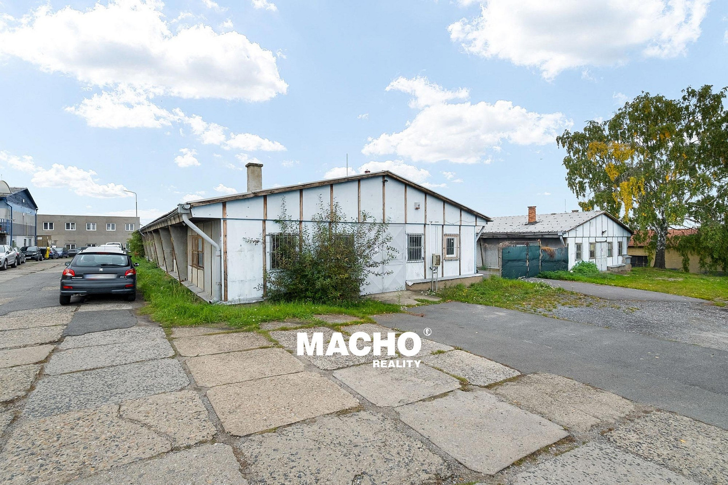 Pronájem skladovacích prostor 588 m²