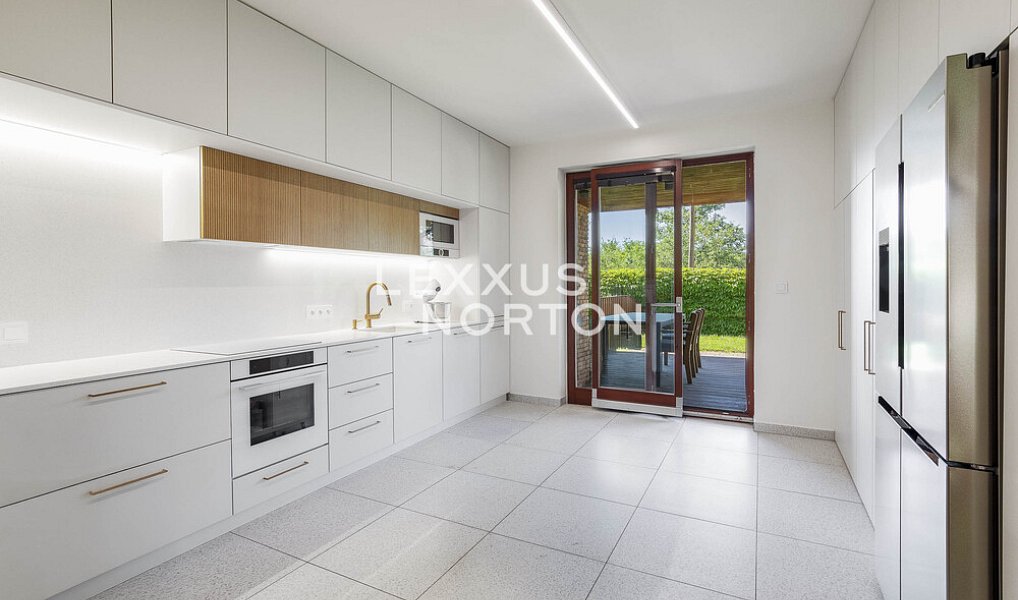 Prodej domu 378 m² s pozemkem 1 502 m², Zvole – náhled fotky 3