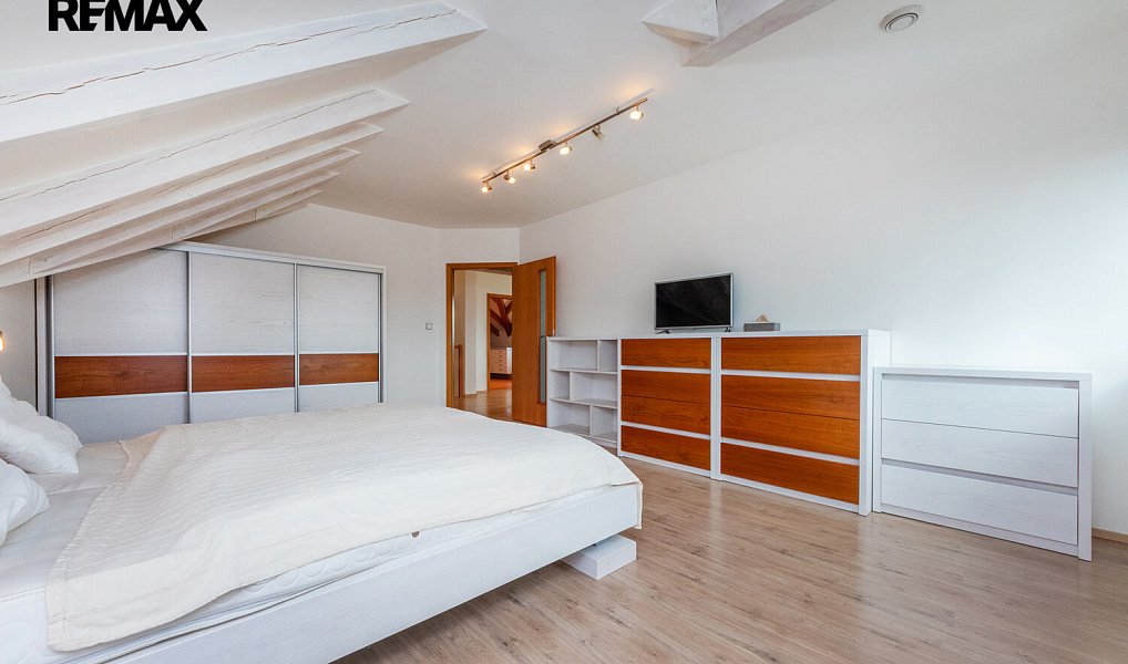 Prodej domu 300 m² s pozemkem 652 m², Praha – náhled fotky 30