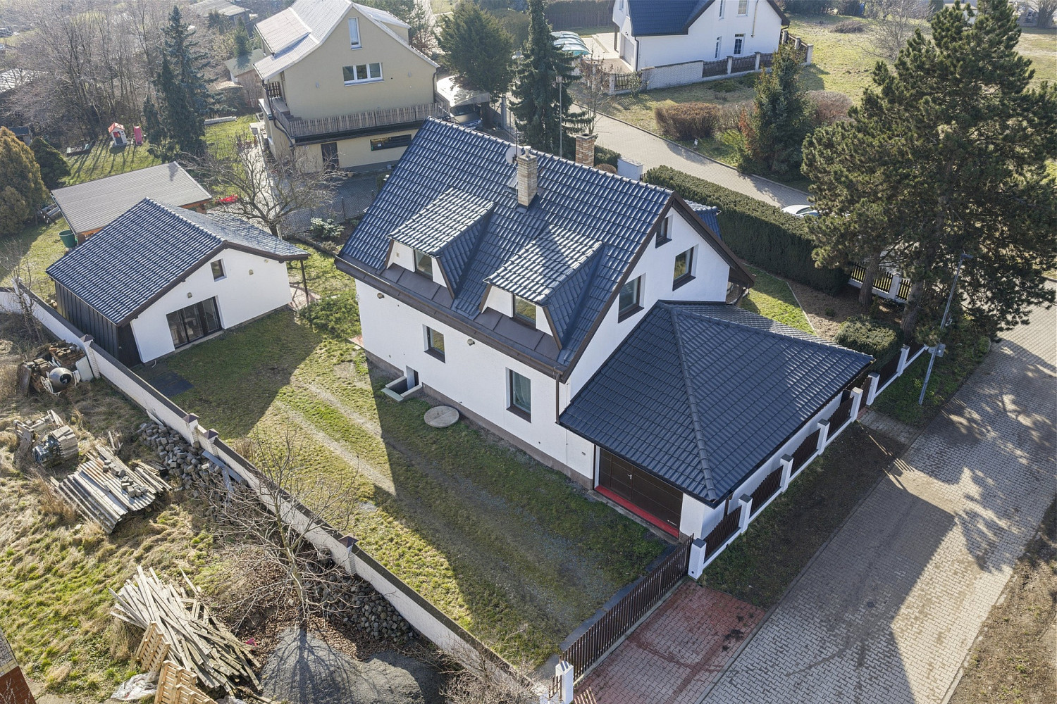 Prodej domu 207 m² s pozemkem 758 m² – fotografie 2